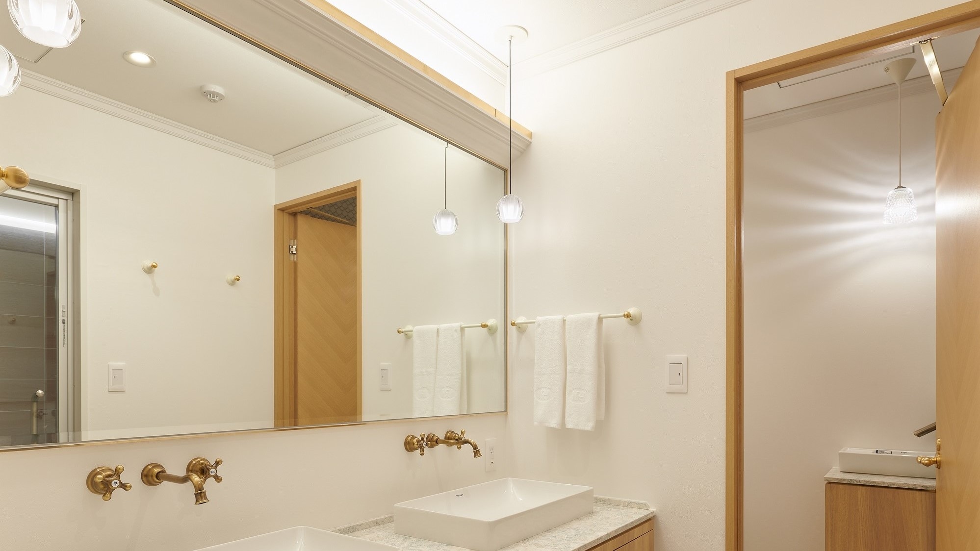 [Non-smoking] Suite room / double 140 cm width & times; 2 units 70 square meters (separate washbasin)