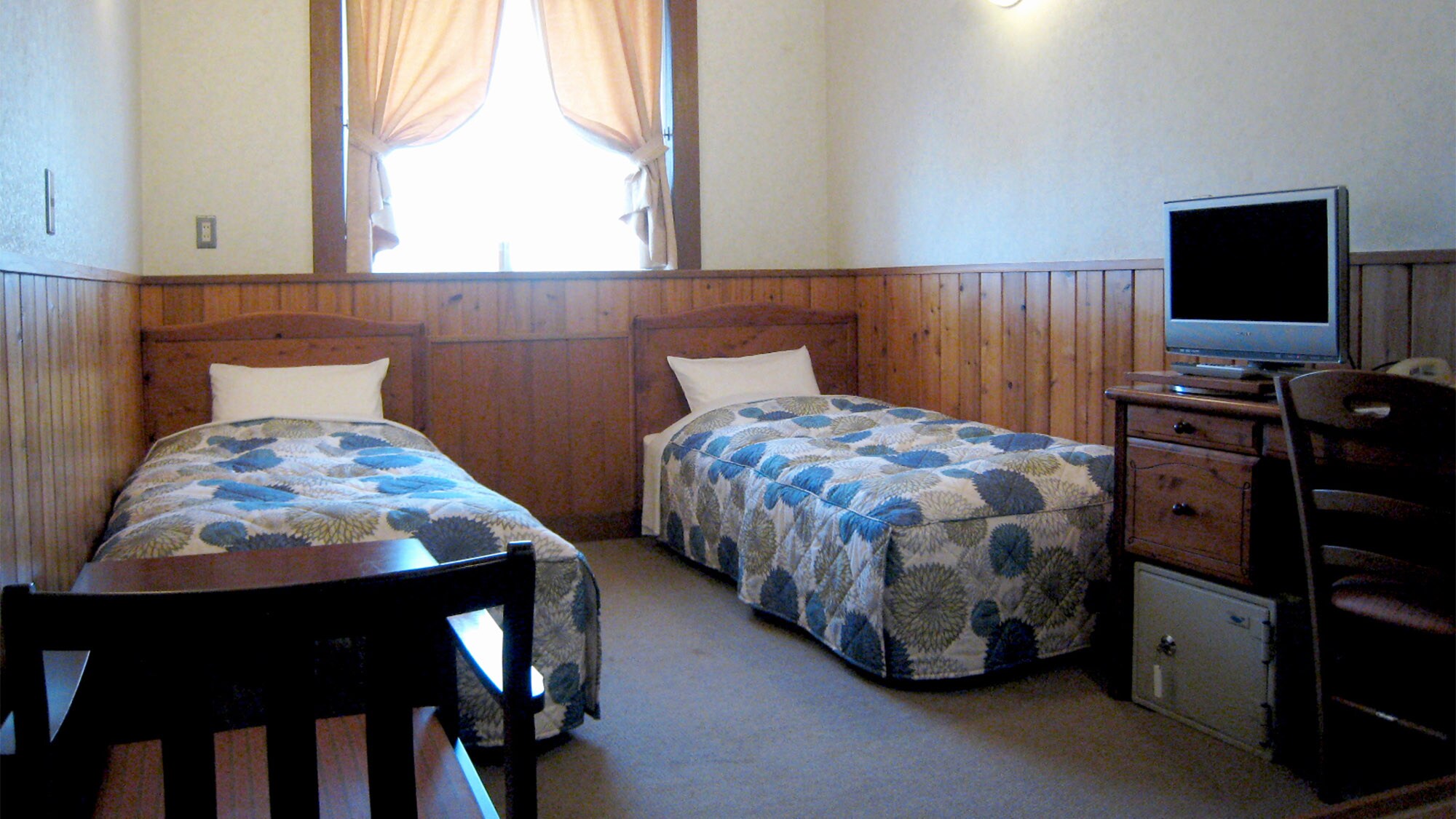 ・[Example of Western-style room C] Twin room. With bathroom and toilet
