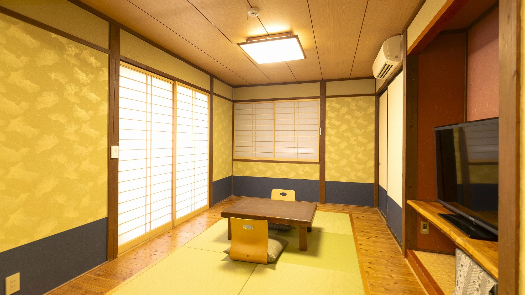[Japanese-style room] With semi-open-air bath