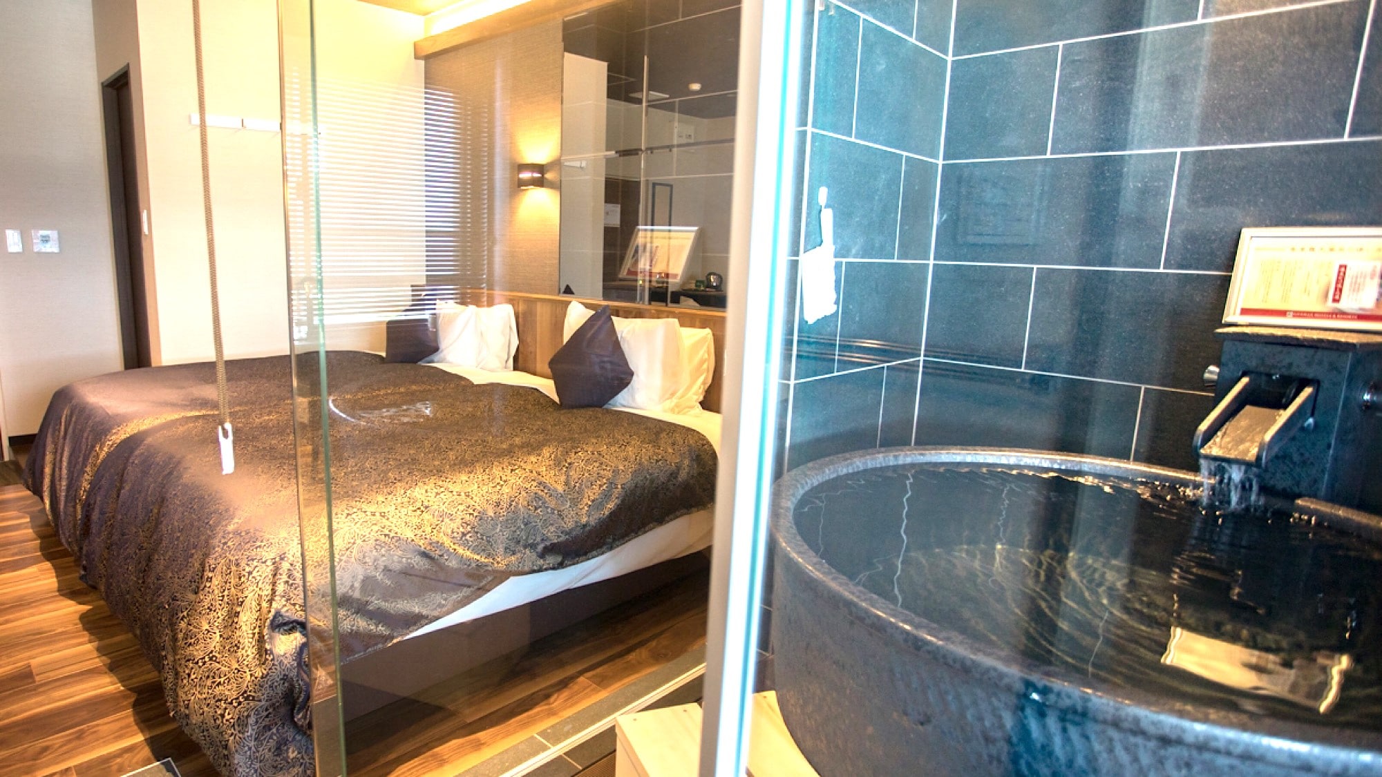 [Modern Japanese-Western room] 20㎡ Shigaraki ware open-air bath