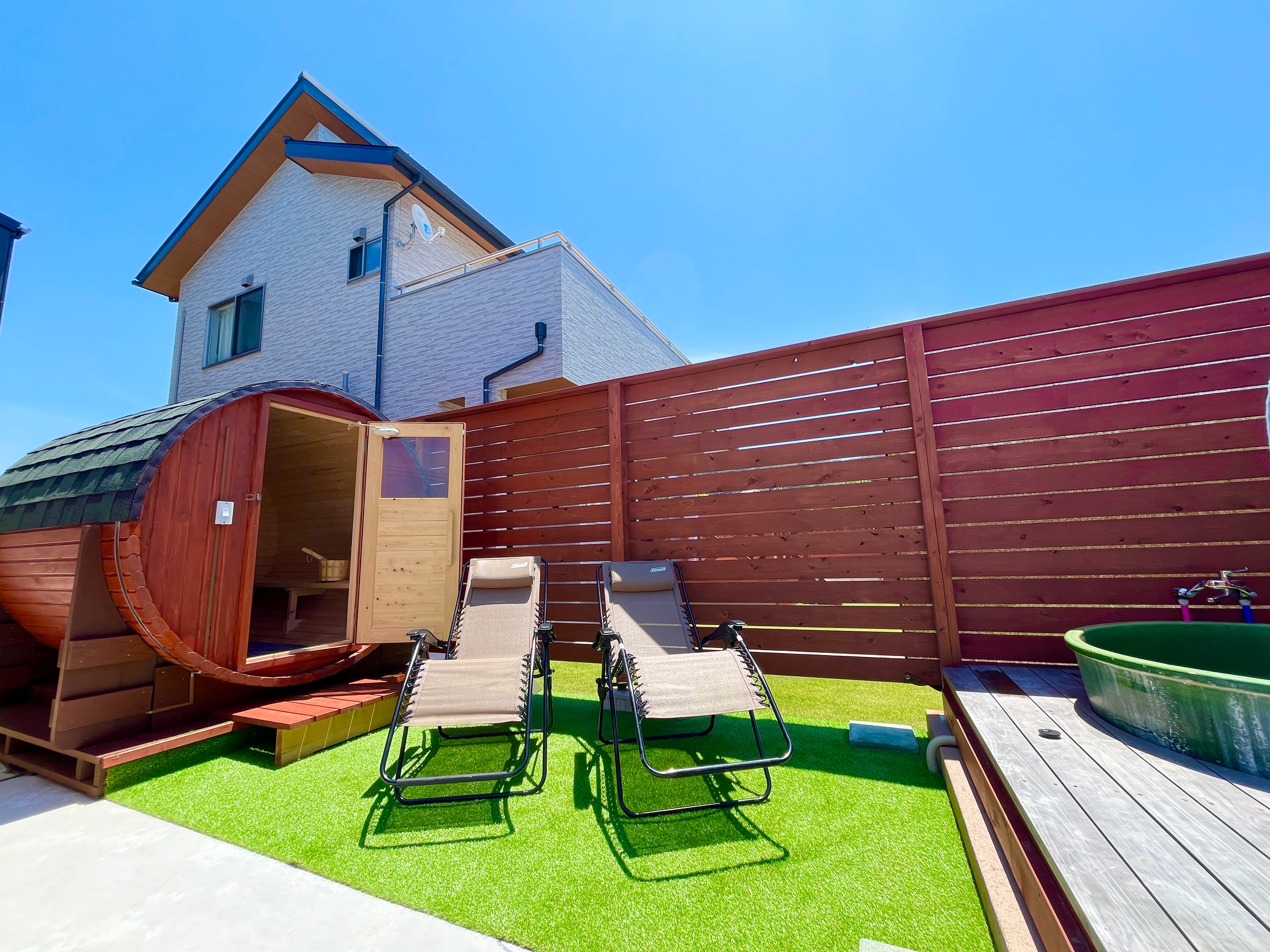 In front of the barrel there is a relaxation space and an open-air bath (Building B).