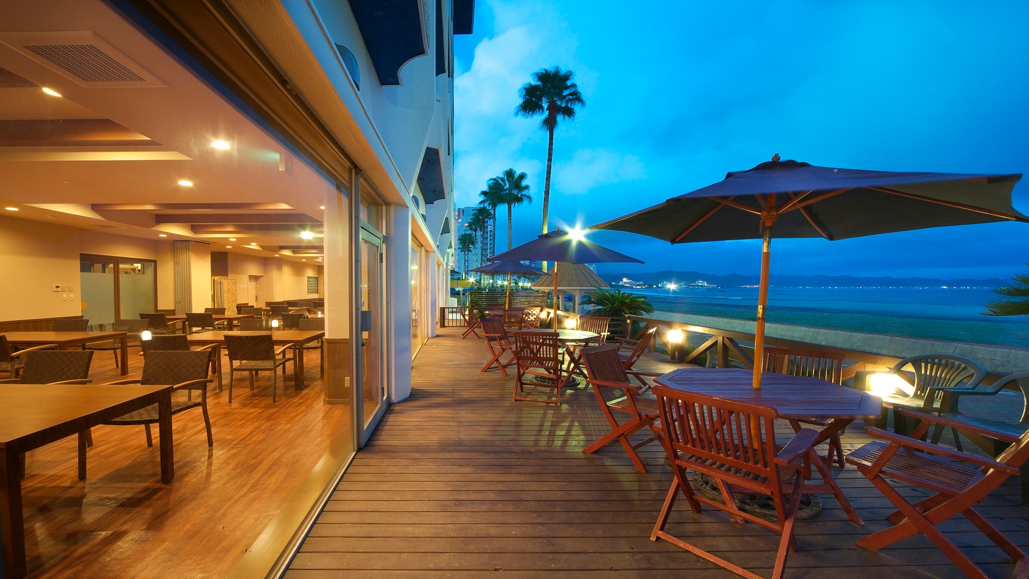 A terrace directly connected to the beach where you can feel the pleasant sea breeze