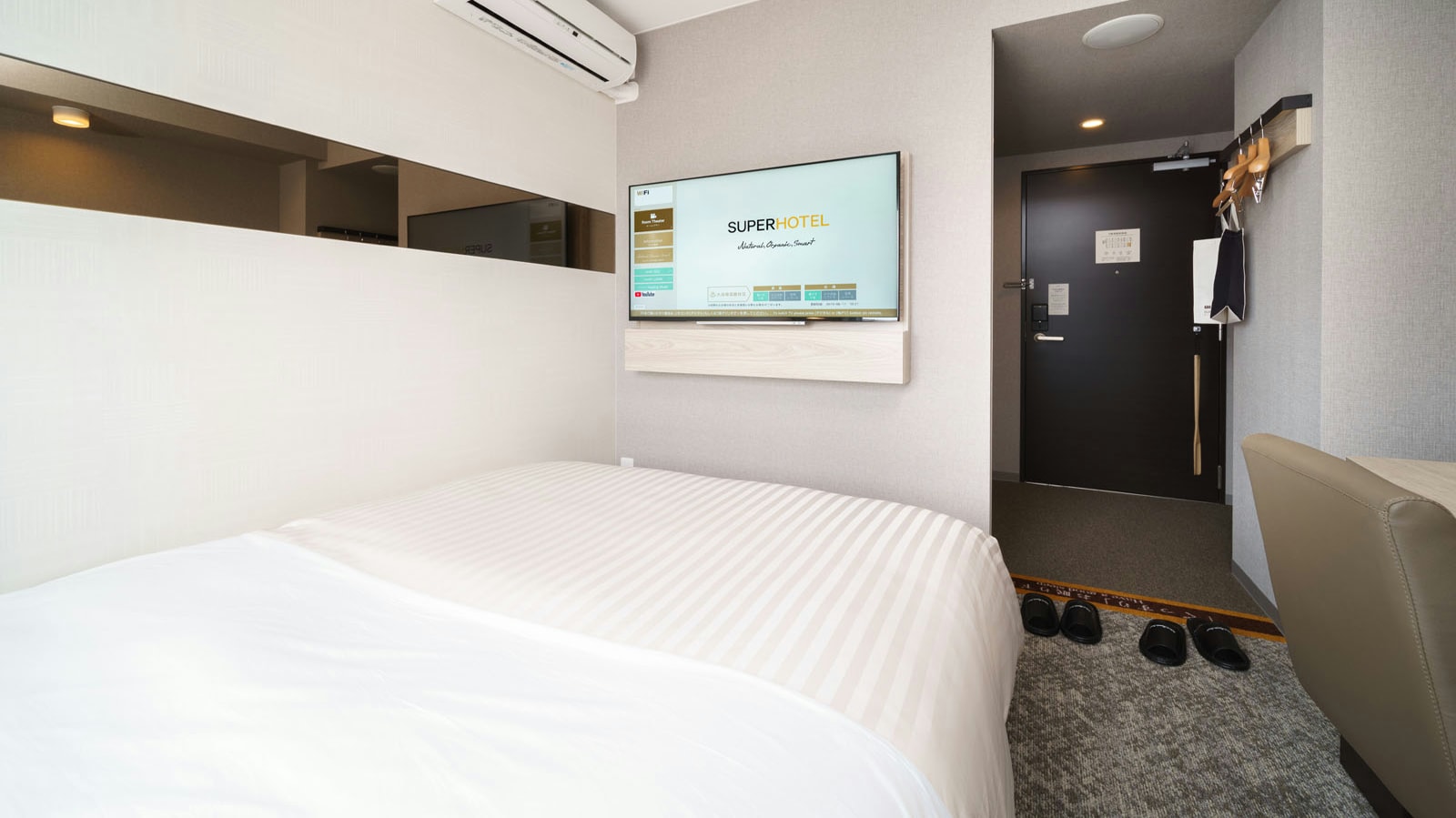Giường đôi rộng 150cm.