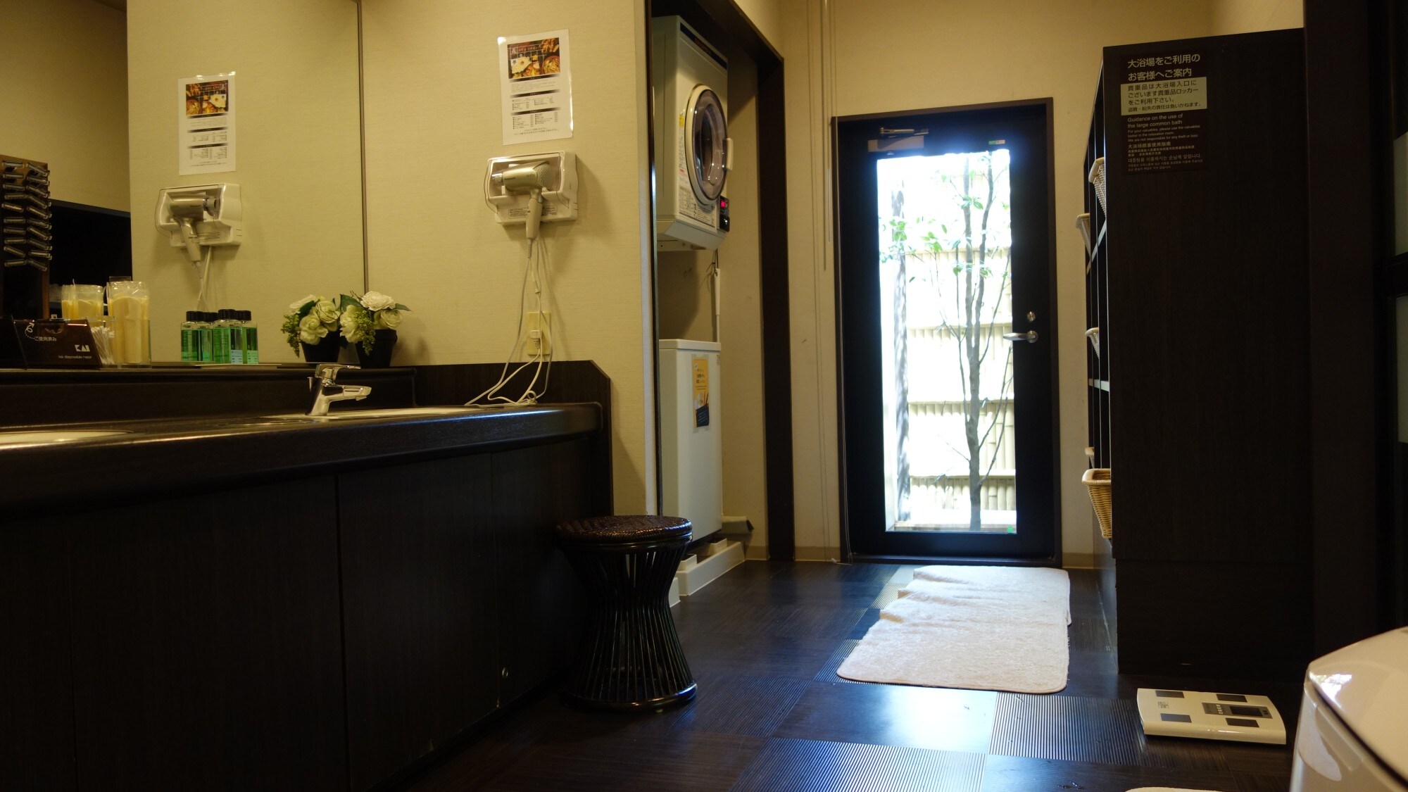 Penatu koin di kamar mandi besar (mesin cuci 200 yen, pengering 100 yen selama 30 menit) *Deterjen dijual di meja depan