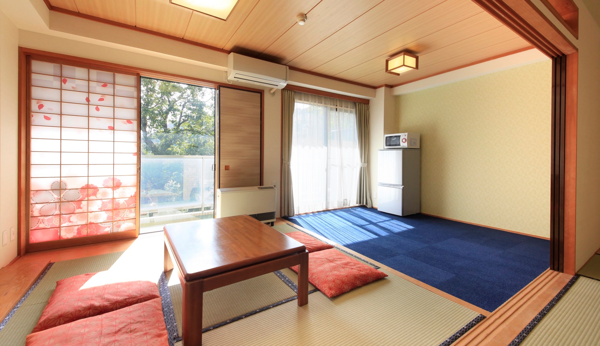 [Kamar] Kamar bergaya Jepang yang luas dengan dua kamar yang bersebelahan. Silakan luangkan waktu dan bersantai.