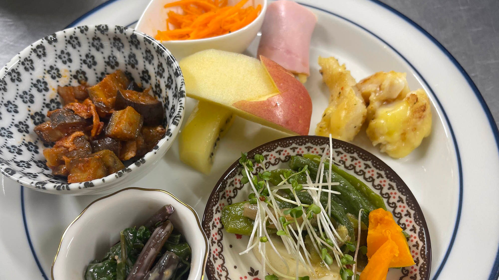 ・[Breakfast (example)] A refreshing breakfast to wake you up in the morning. Enjoy different meals each day.