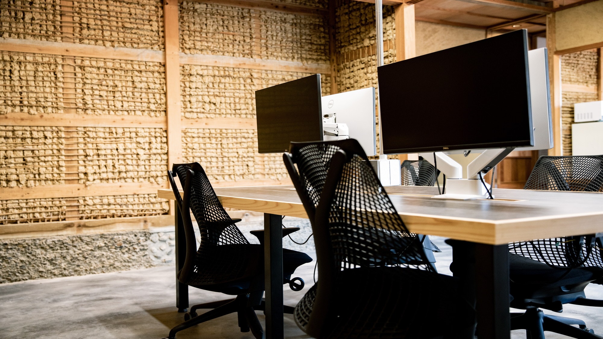 MOKUMOKU601 | Busy in the workspace.