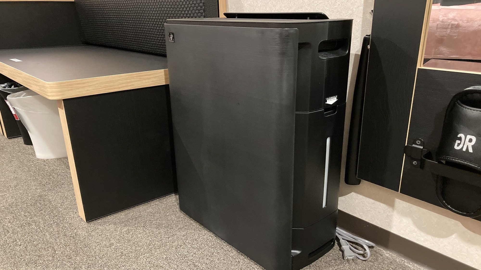 Seisaikan guest room amenities: Air purifier with humidifier function
