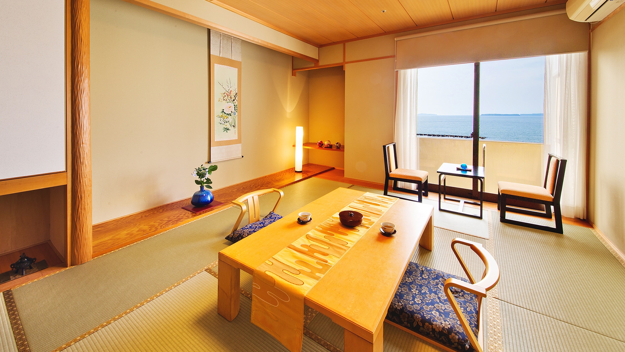 [Japanese-style room with a view]