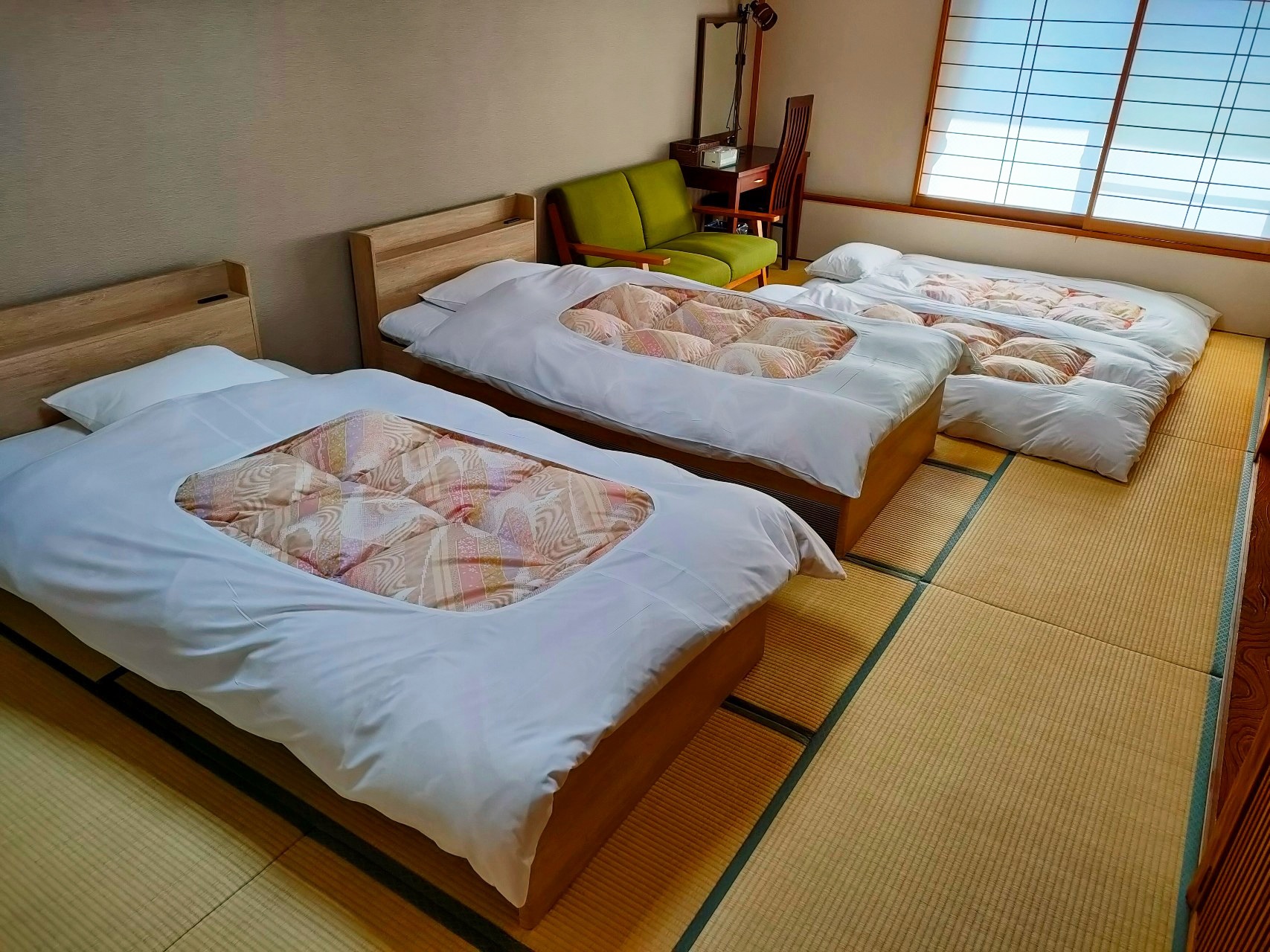 Japanese-style room *If there are 3 or more people, a futon + bed will be provided.