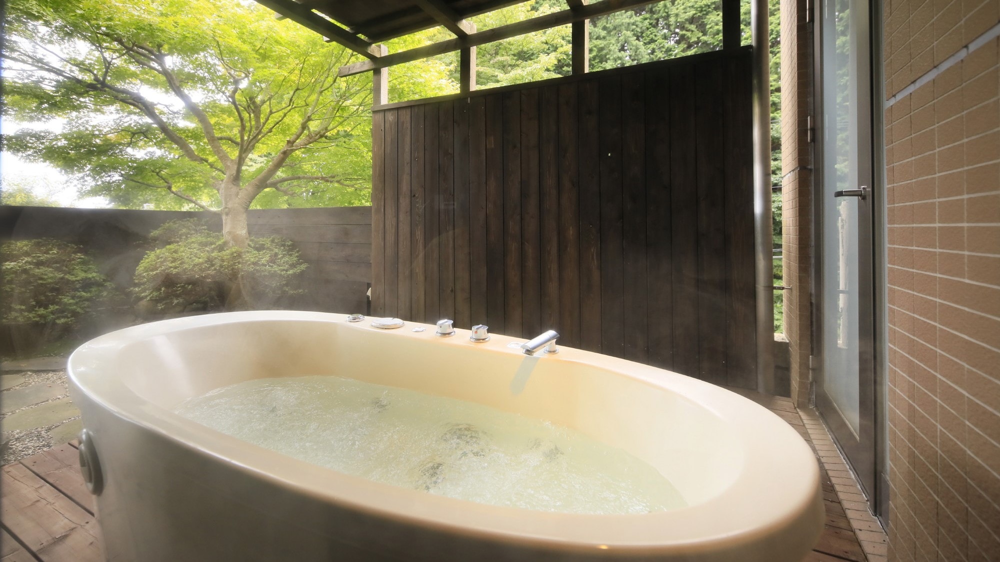 [Japanese-Western style room with open-air bath] A space where you can open your mind