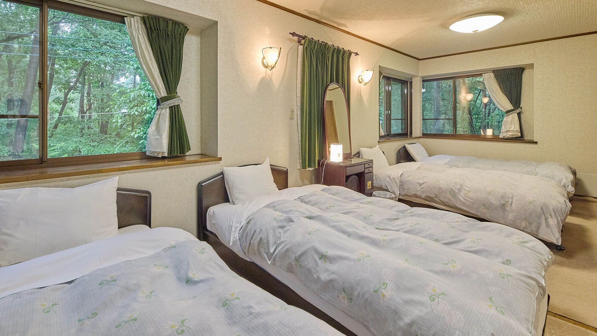 ・[Suien] Quad room on the second floor. Enjoy a relaxing sleep on the soft and fluffy bed.