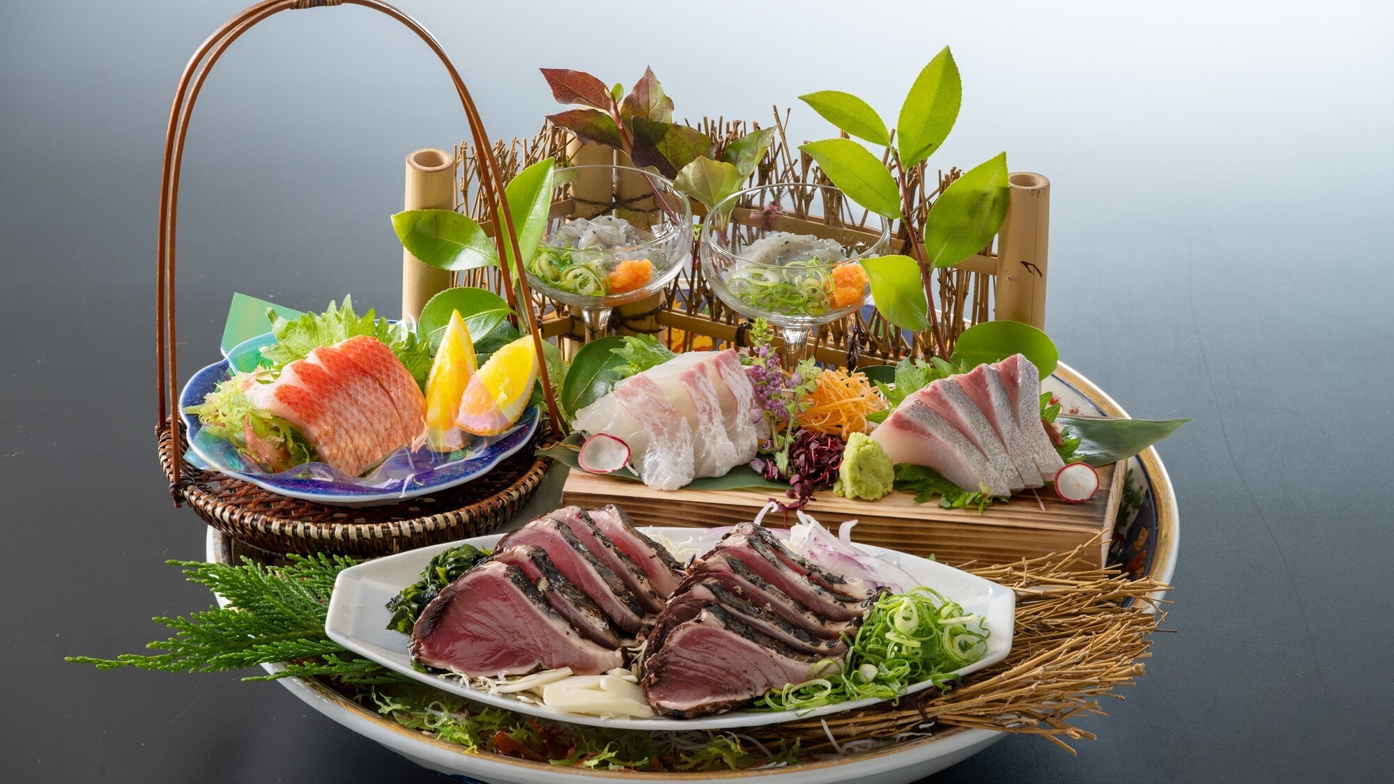 【薩拉巴基料理】帶有稻草香氣的炙烤鰹魚以及新鮮的時令魚類等，可以盡情享受土佐的豐饒物產的傳統料理。