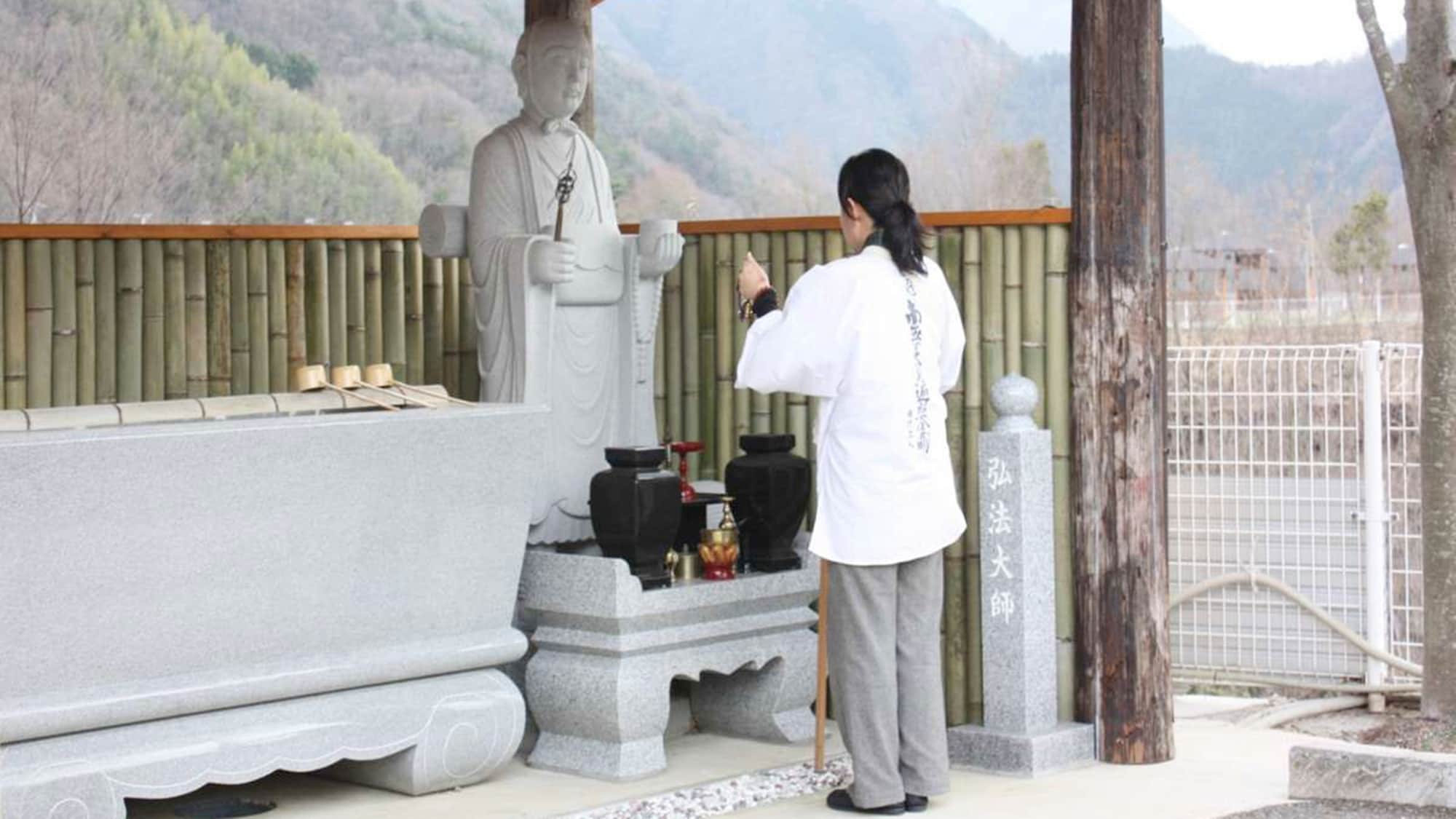 *There is a statue of Kobo Daishi next to the facility. Pilgrims can come and pray there.