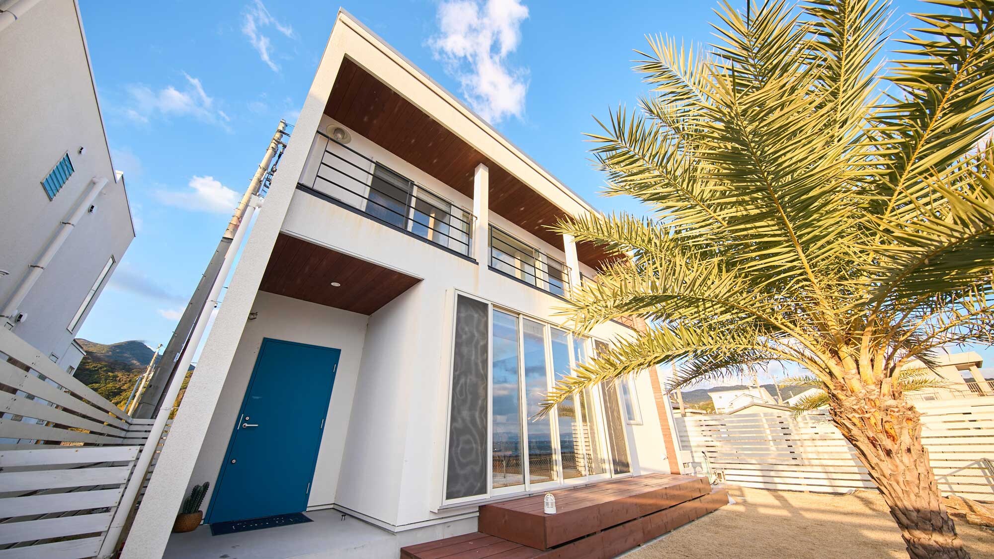 큰 나무 갑판이 바다 사이드의 개방감을 연출합니다