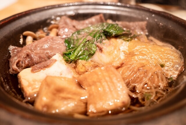 테이블 철 냄비에서 원하는만큼 "스키야키"