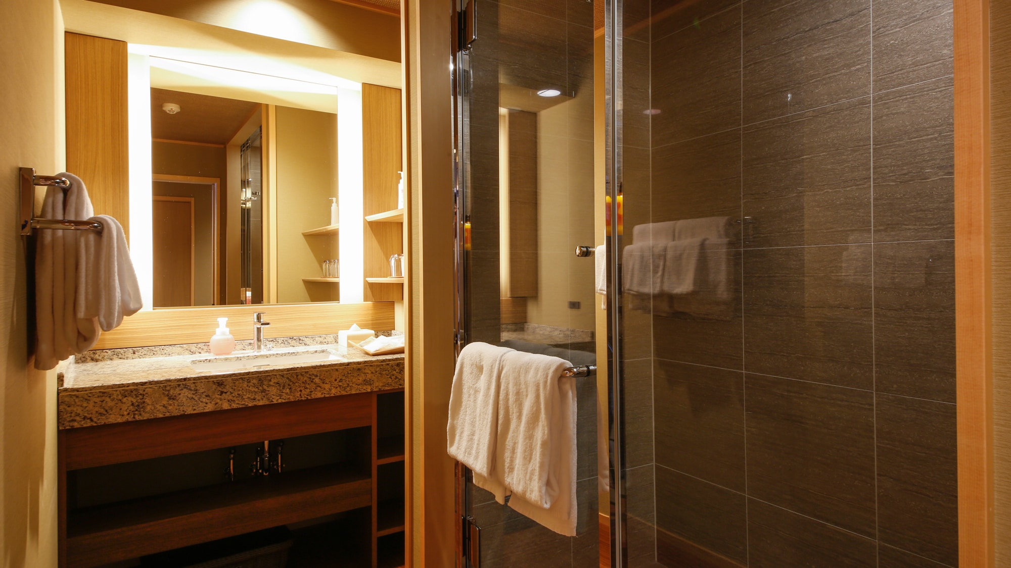 [GUEST ROOMS]