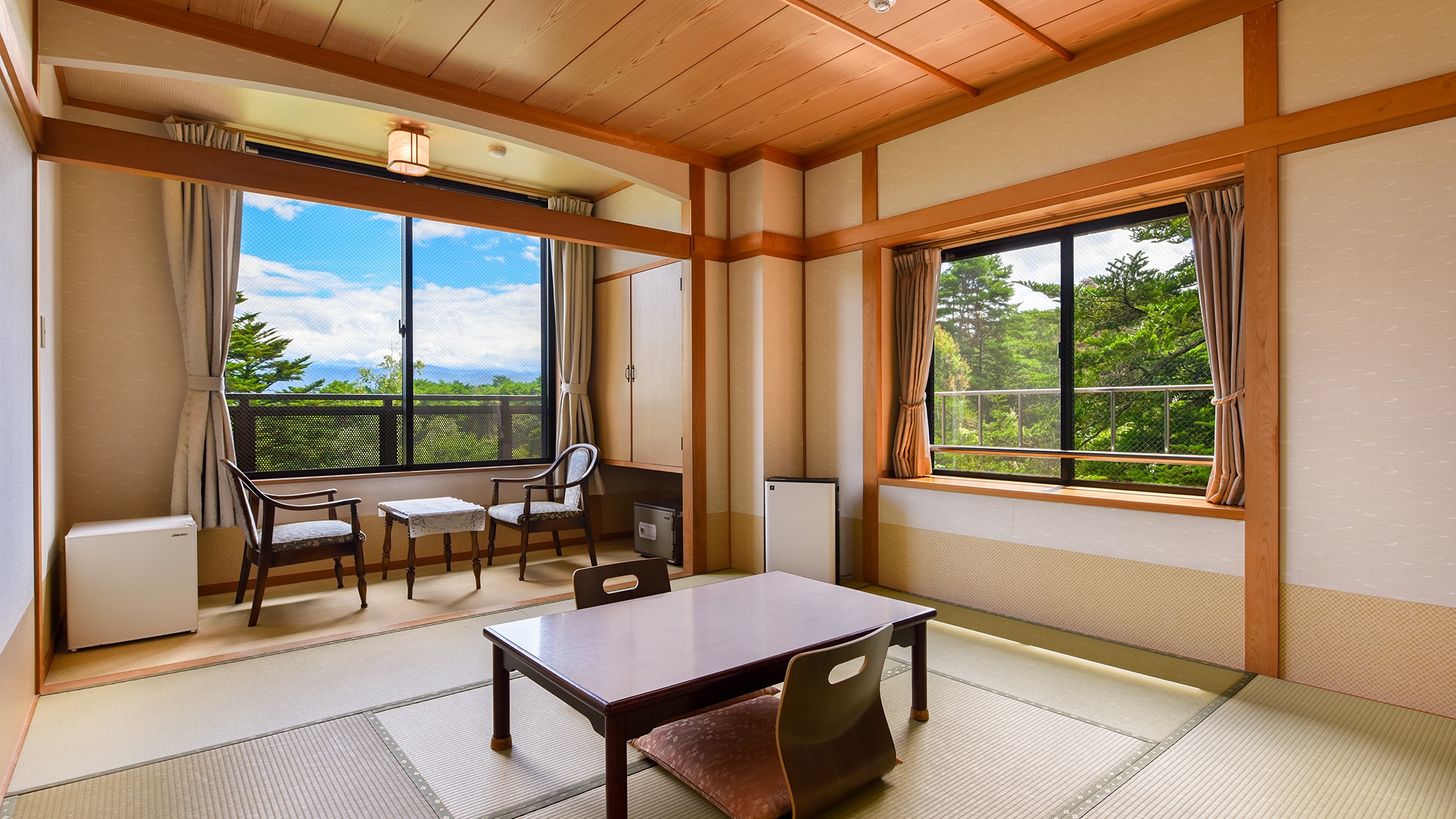 * [LAKE & FOREST view] Japanese-style room with 8 tatami mats and spacious veranda