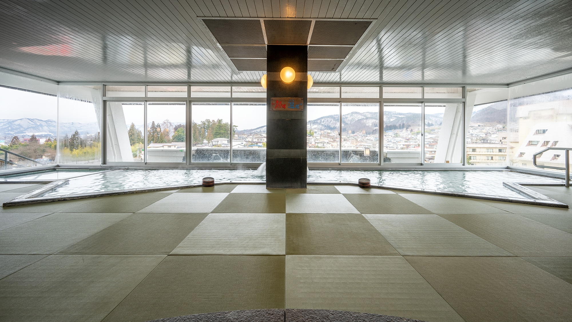 [Natural hot spring with tatami bath] Seniors and children are welcome! A large bath with tatami flooring, safe even if you fall, with a panoramic view of Kaminoyama