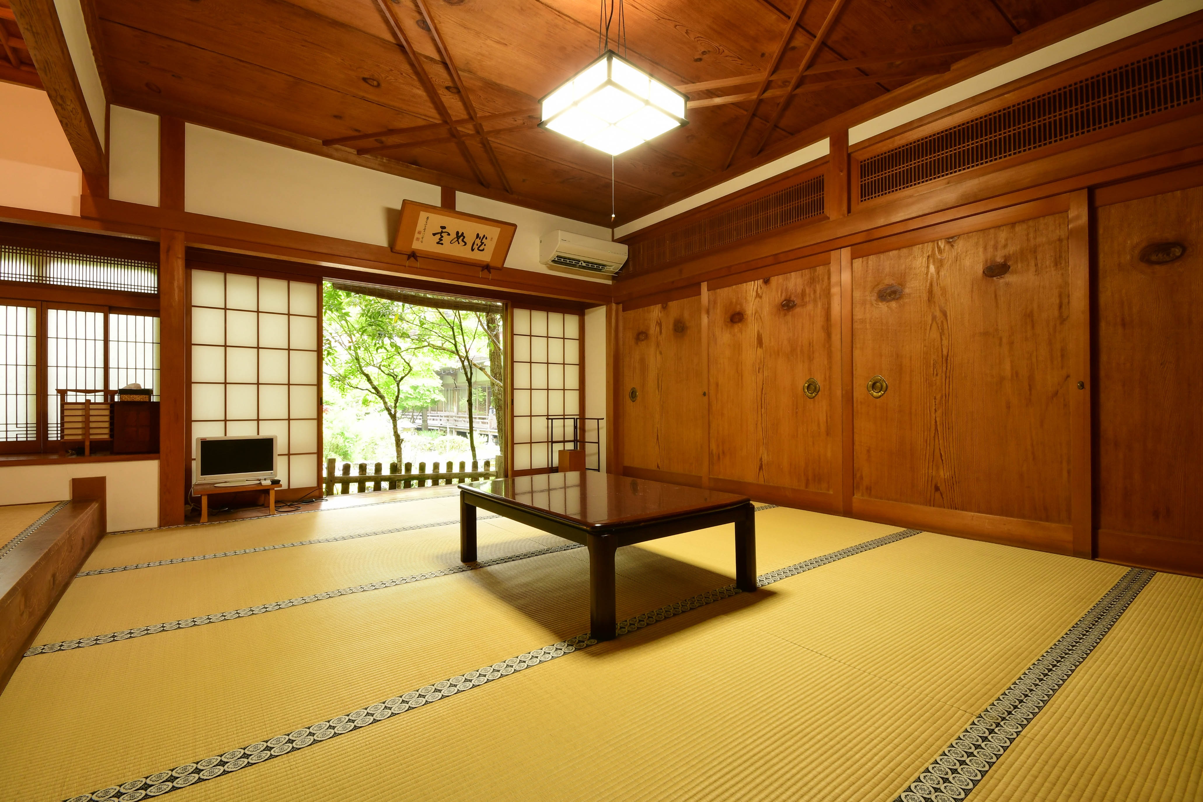 Một ví dụ về phòng kiểu Nhật Bản rộng 10-12,5 chiếu tatami được làm bằng gỗ Takano Rokki và gỗ tuyết tùng