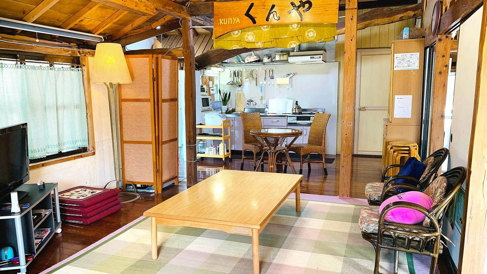 ・Main building Nakaza: Spacious wooden flooring. There is plenty of space even for large groups.