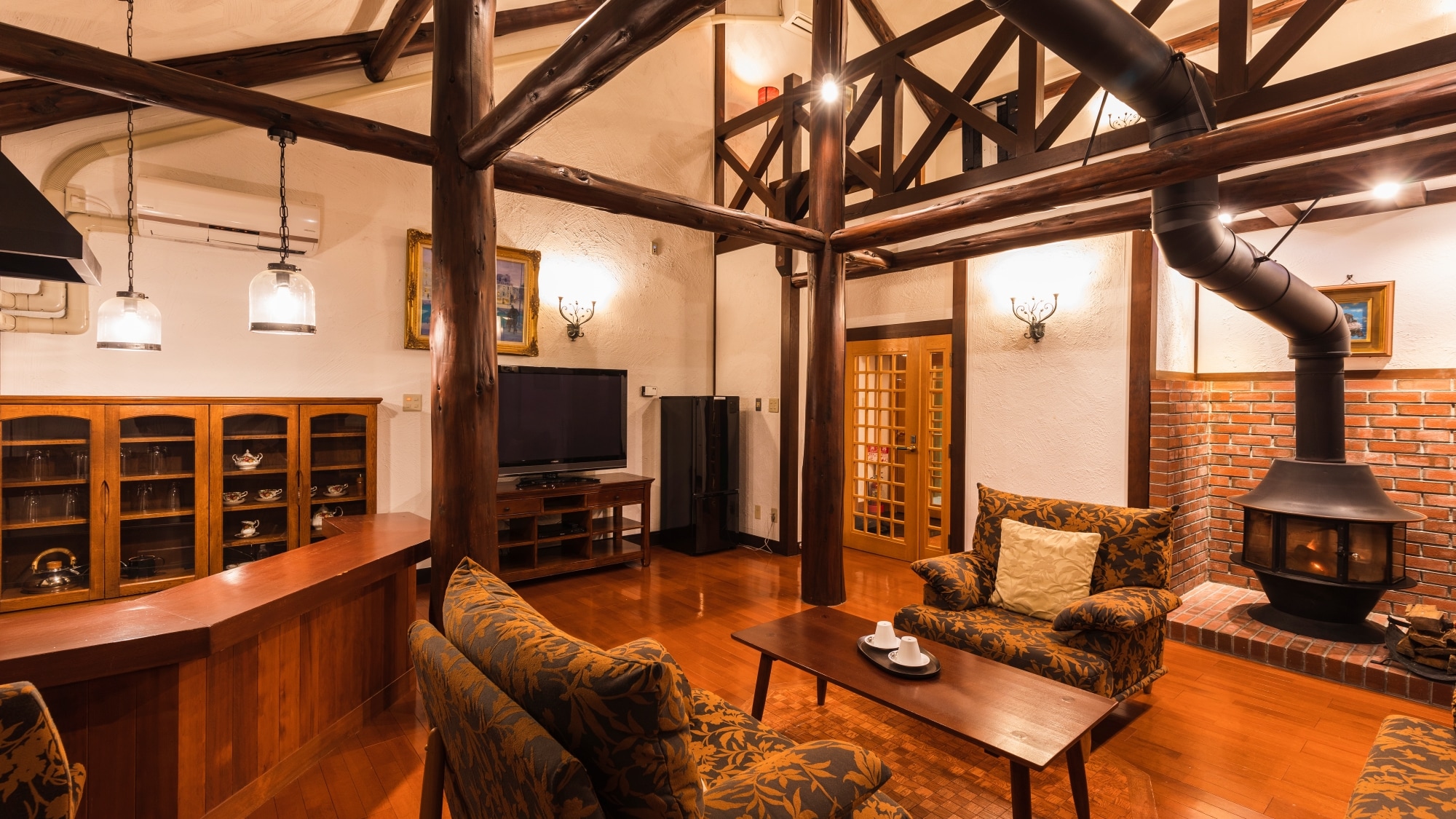 [Suite Hoàng gia] Một cấu trúc sang trọng với lò sưởi, nhà nhỏ mang hơi ấm của gỗ, phòng kiểu Nhật và bồn tắm có tầm nhìn.