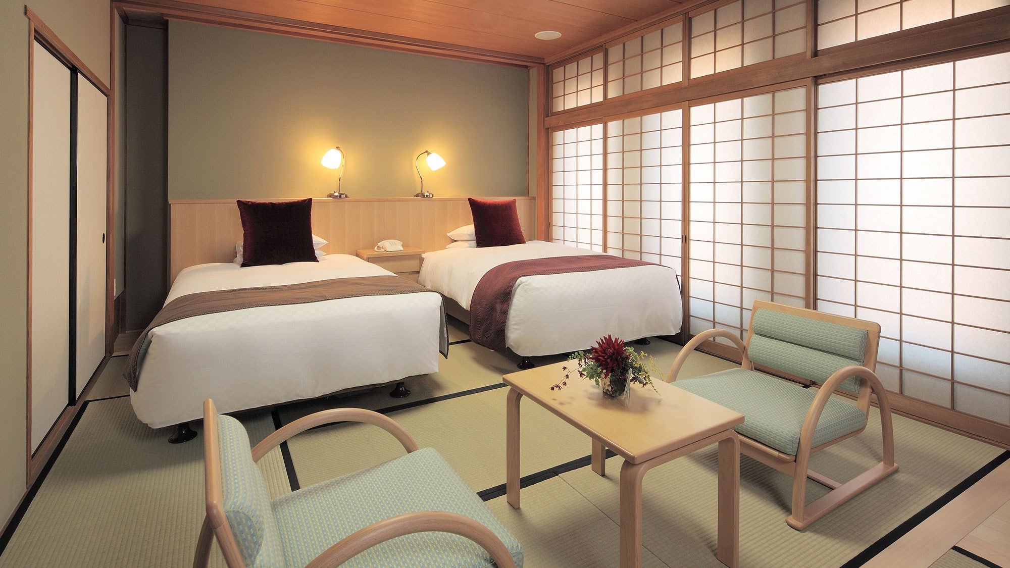 [Kamar bergaya Jepang-Barat] Dua kamar, satu 8 tikar tatami dan satu 3 tikar tatami Anda dapat menikmati sensasi tikar tatami sambil tidur di tempat tidur yang nyaman.