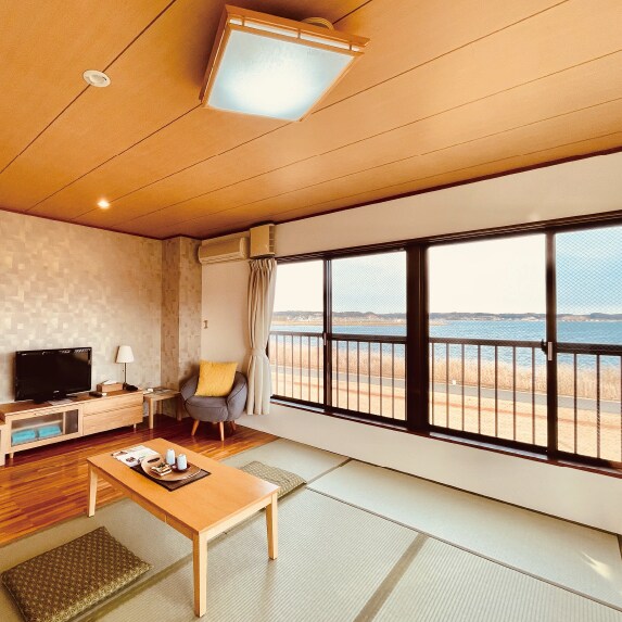 A 10 tatami Japanese-style room with a view of the morning sun South
