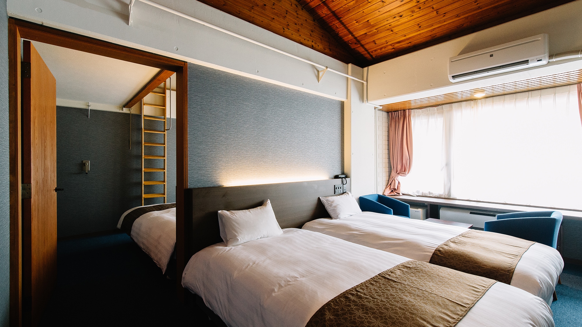 [Connecting room with loft / No smoking] Ideal for group trips!