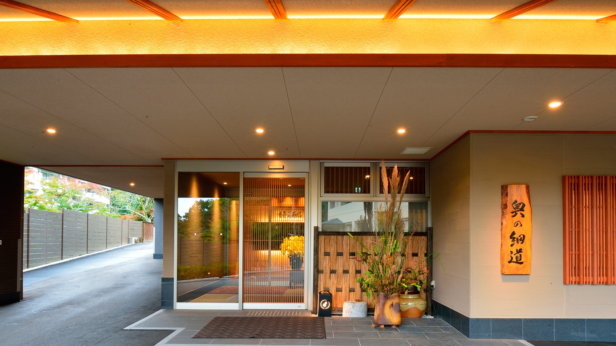 [Entrance / Noon]