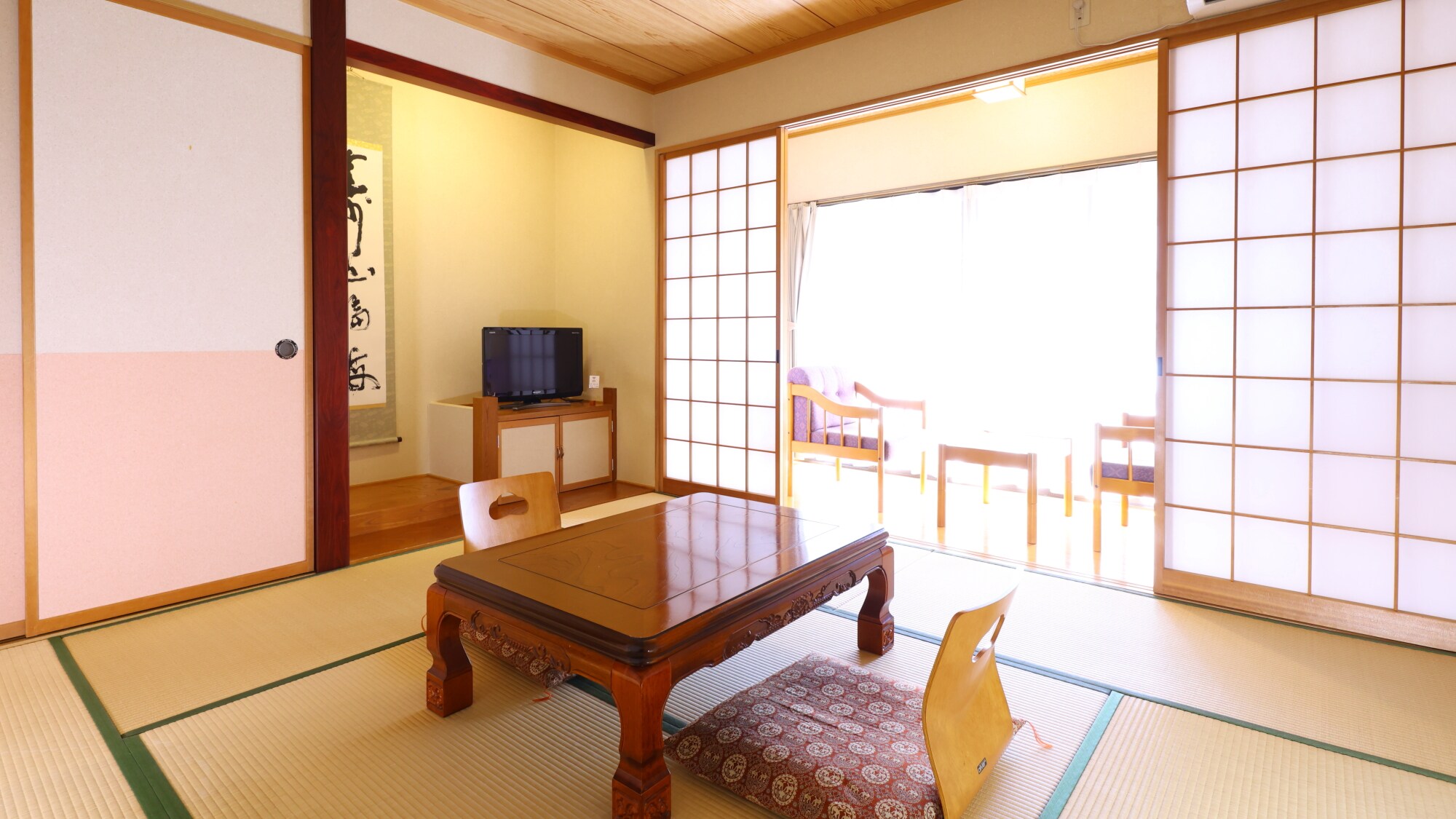 [Ruang bergaya Jepang 8 tatami] Ruangan terang menghadap selatan.
