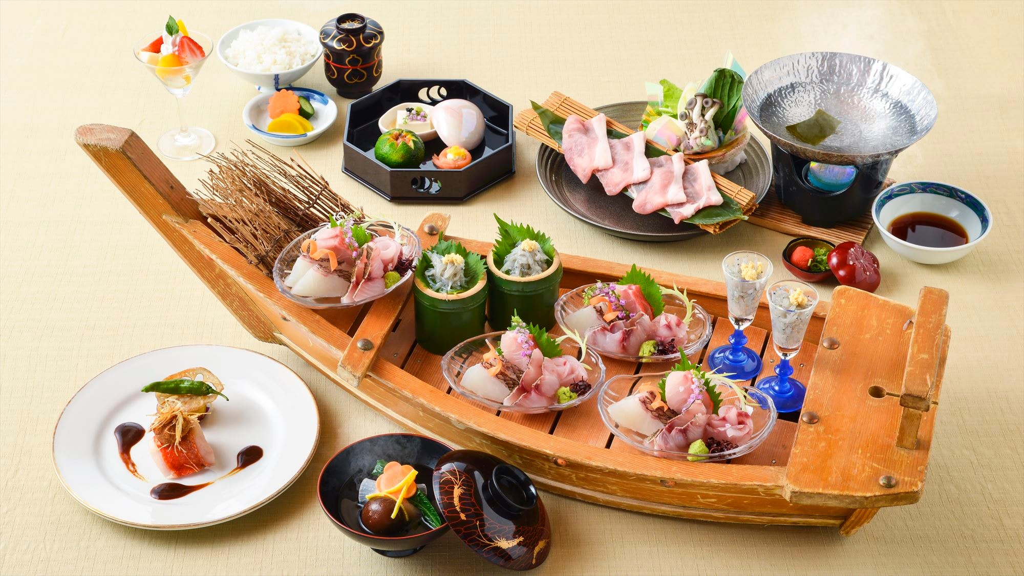 (December to February) Standard Kaiseki course meal with a boat-shaped platter of "Grilled Alfonsino Miso" and "Fujinokuni Pork Shabu-shabu"
