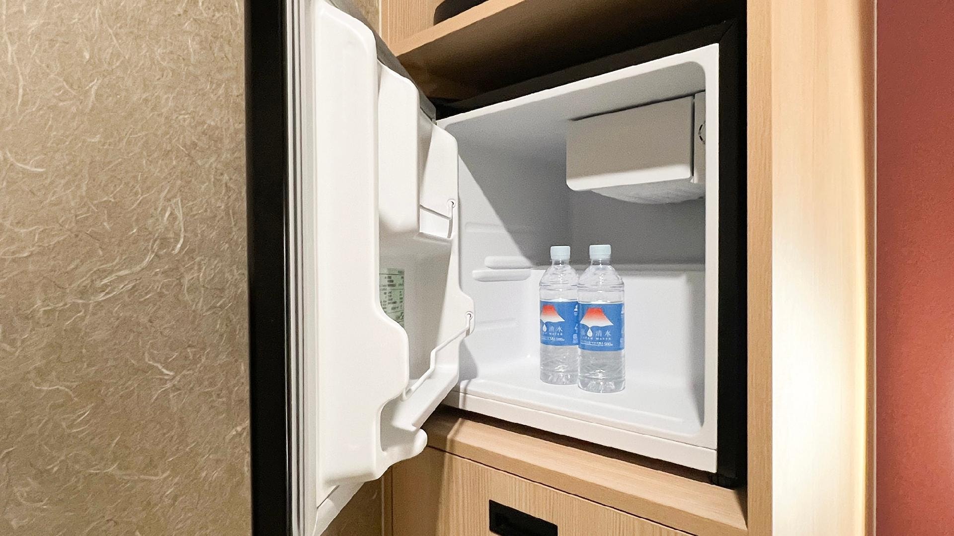 ・[Bedroom] There is a refrigerator and water amenities.
