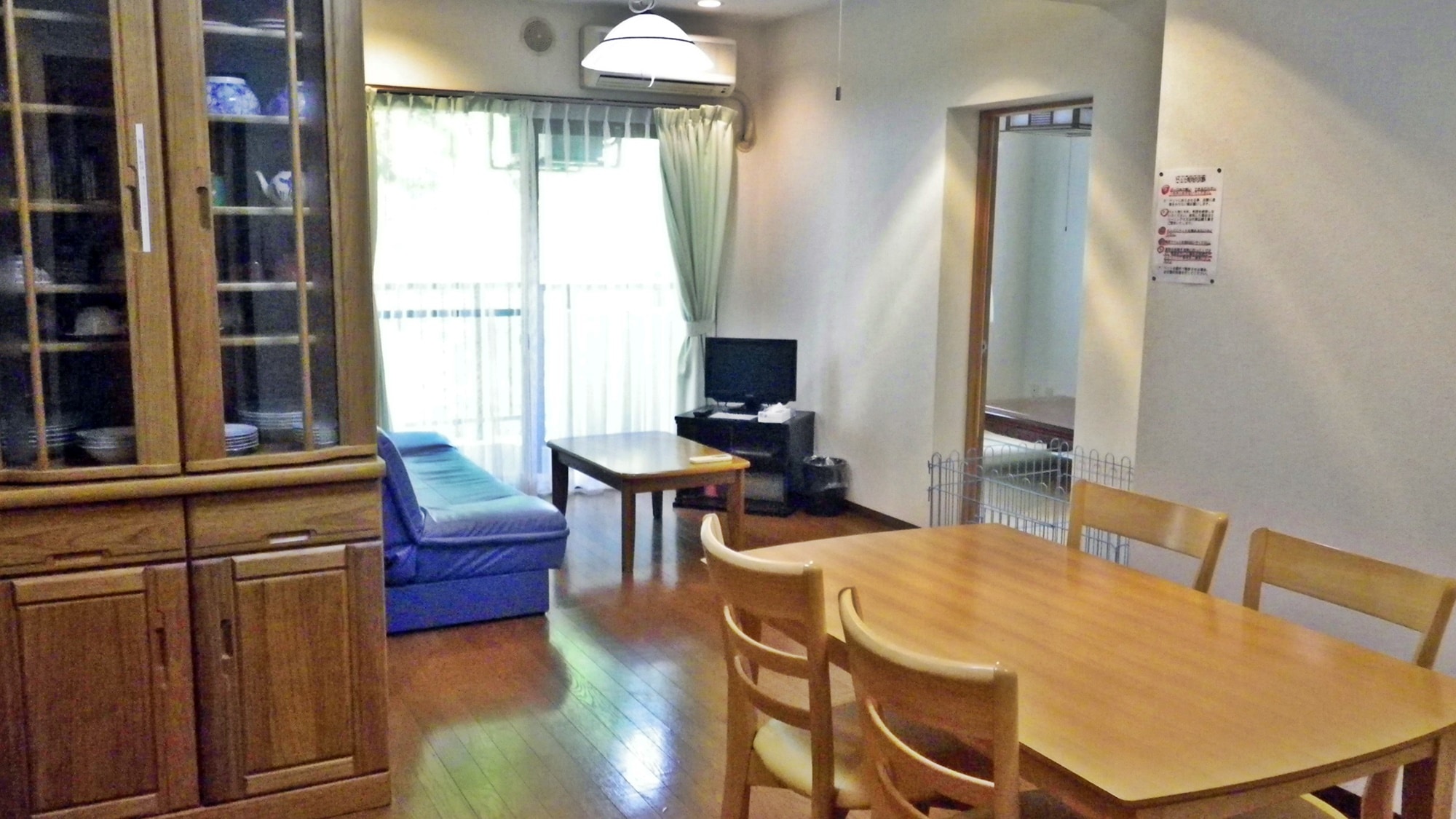 * [Contoh kamar] Ruang tamu dan ruang makan yang luas.