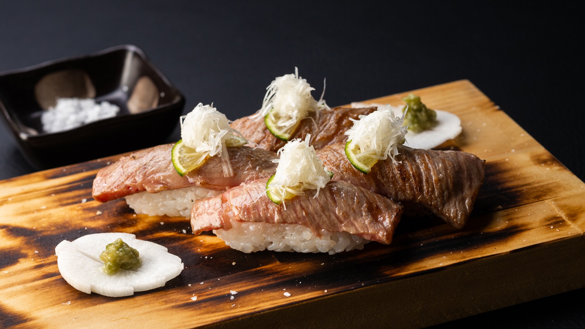 [Shinshu beef sushi] Many people become addicted to the moment when the fat, roasted over an open flame, melts sweetly in their mouth!