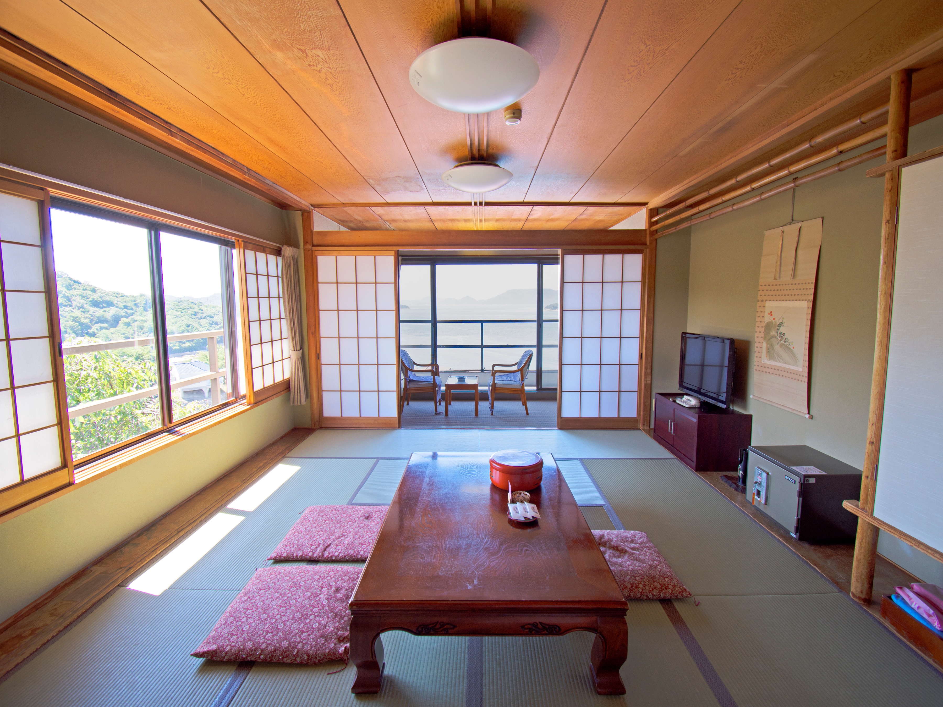 <12 tatami, pemandangan Laut Pedalaman Seto> Kamar bergaya Jepang