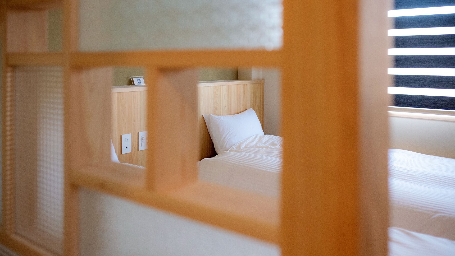 [Japanese-Western Room Hana (Only available on our website)] Nostalgic Showa retro glasswork in creative cypress fittings