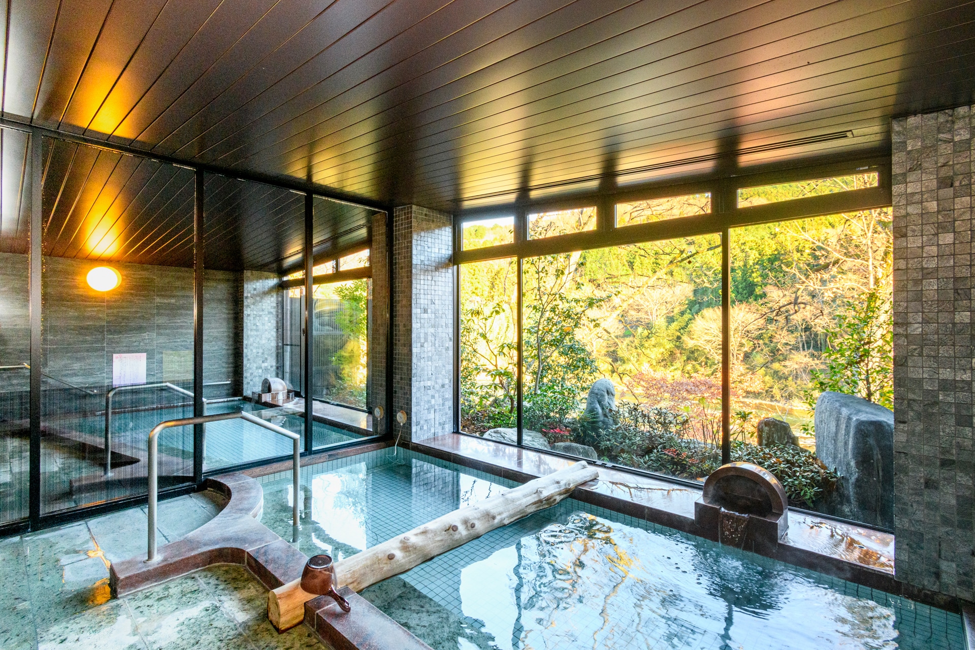 Large bath, semi-open-air