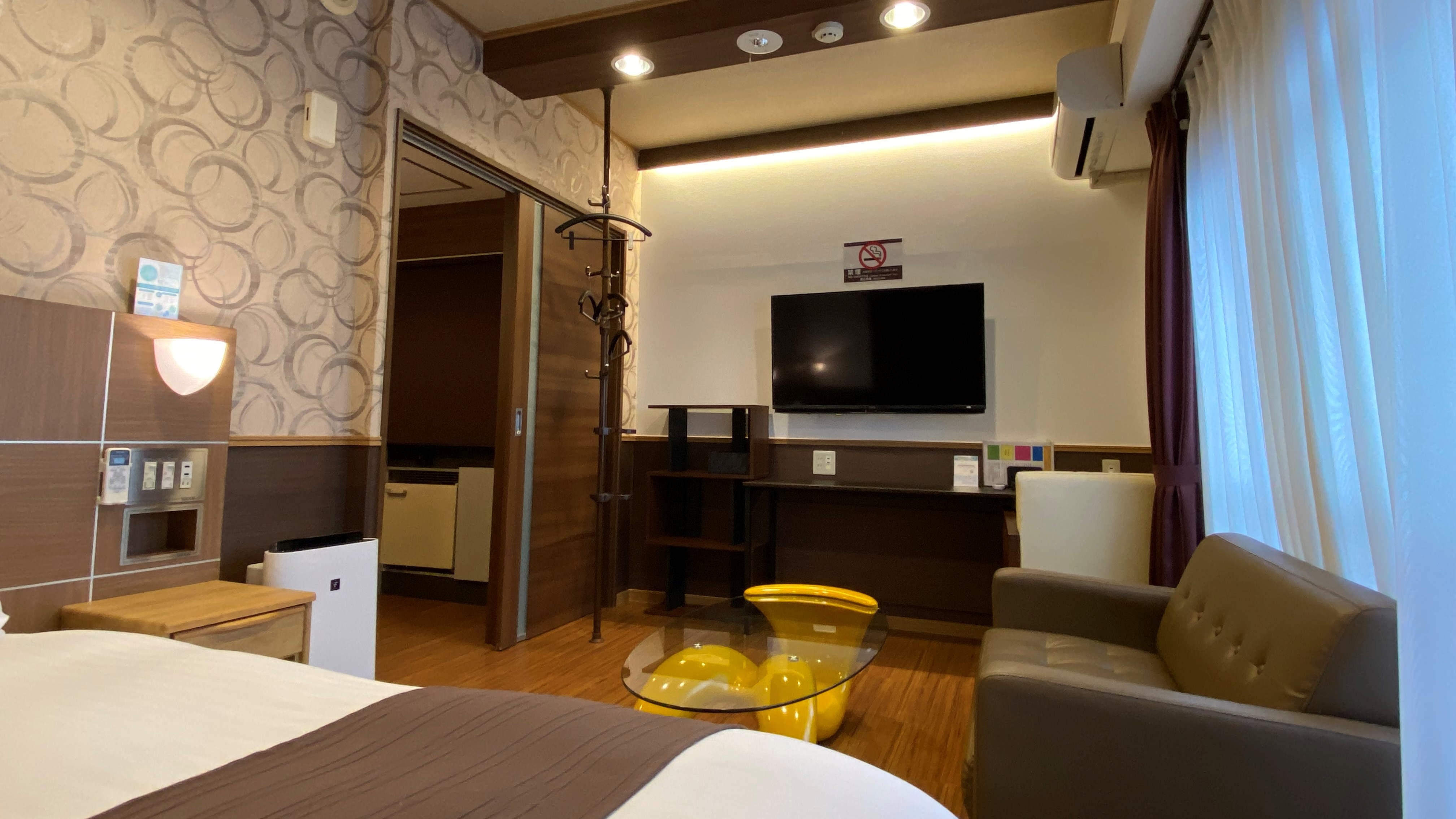 Deluxe single room unit bath room 2