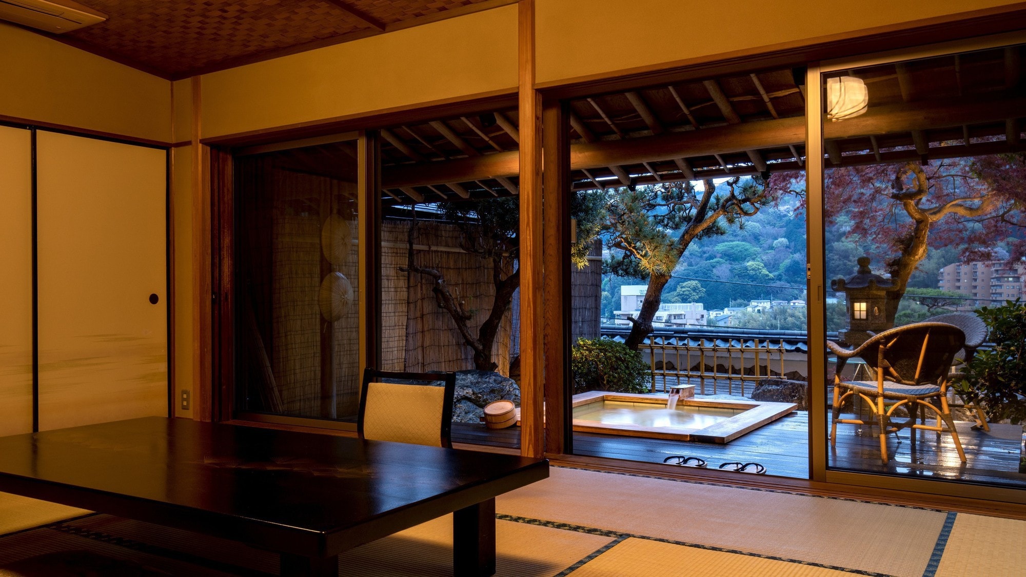 ห้องพักพิเศษพร้อมอ่างแช่น้ำพุร้อนกลางแจ้ง "เท็สไซ"