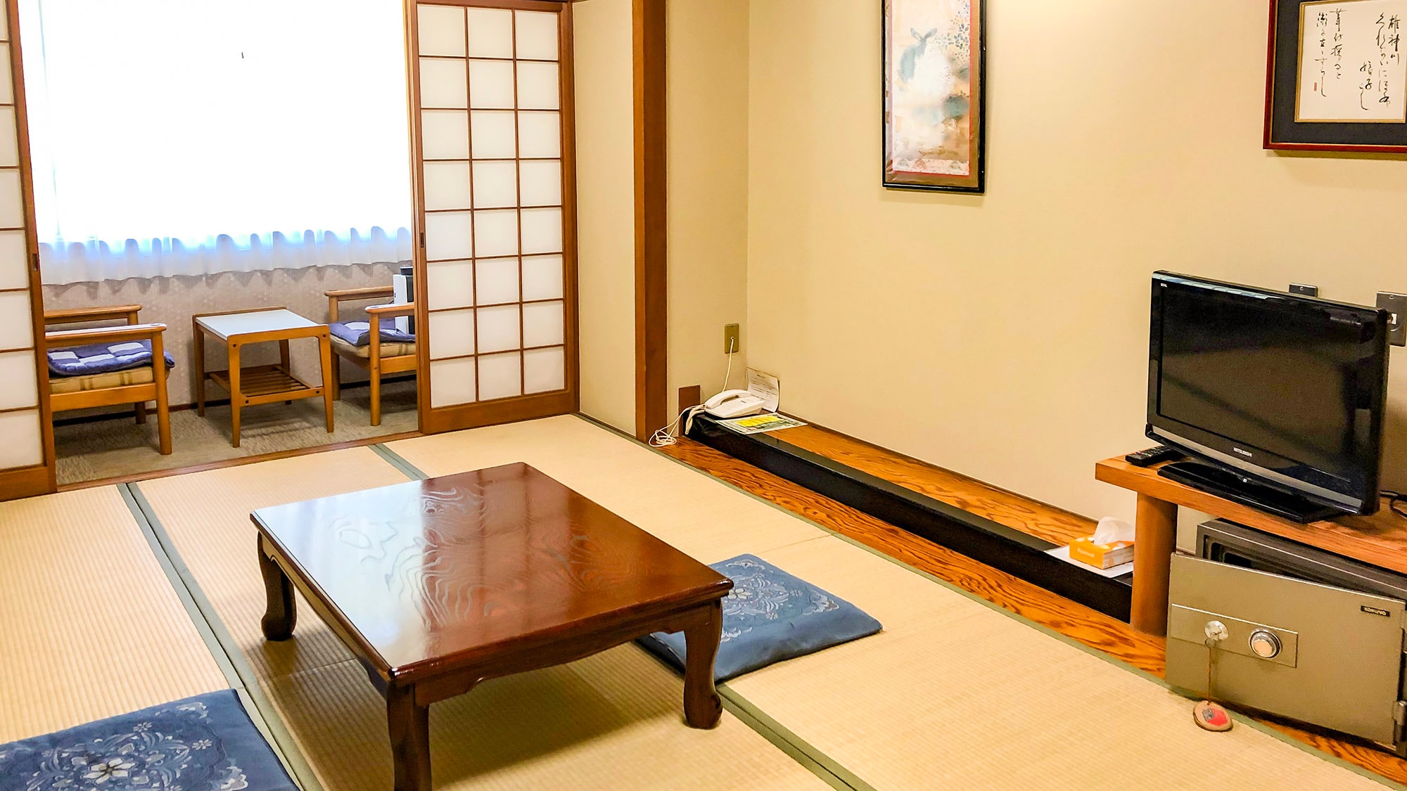 ・[Main building Japanese-style room (7.5 tatami mats) example] There is a toilet and a washbasin in the room.