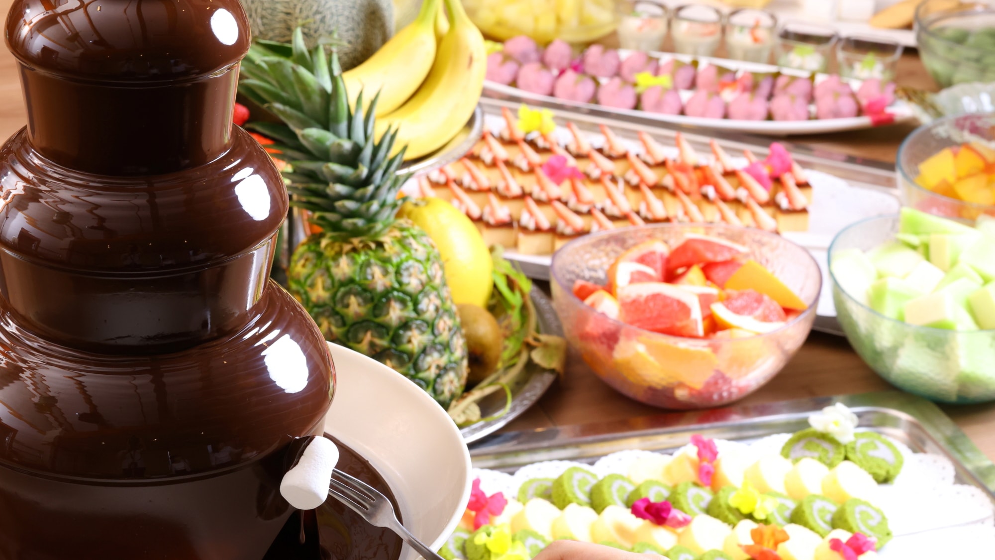 Kami menawarkan berbagai macam manisan termasuk air mancur coklat, buah, kue, dan masih banyak lagi.