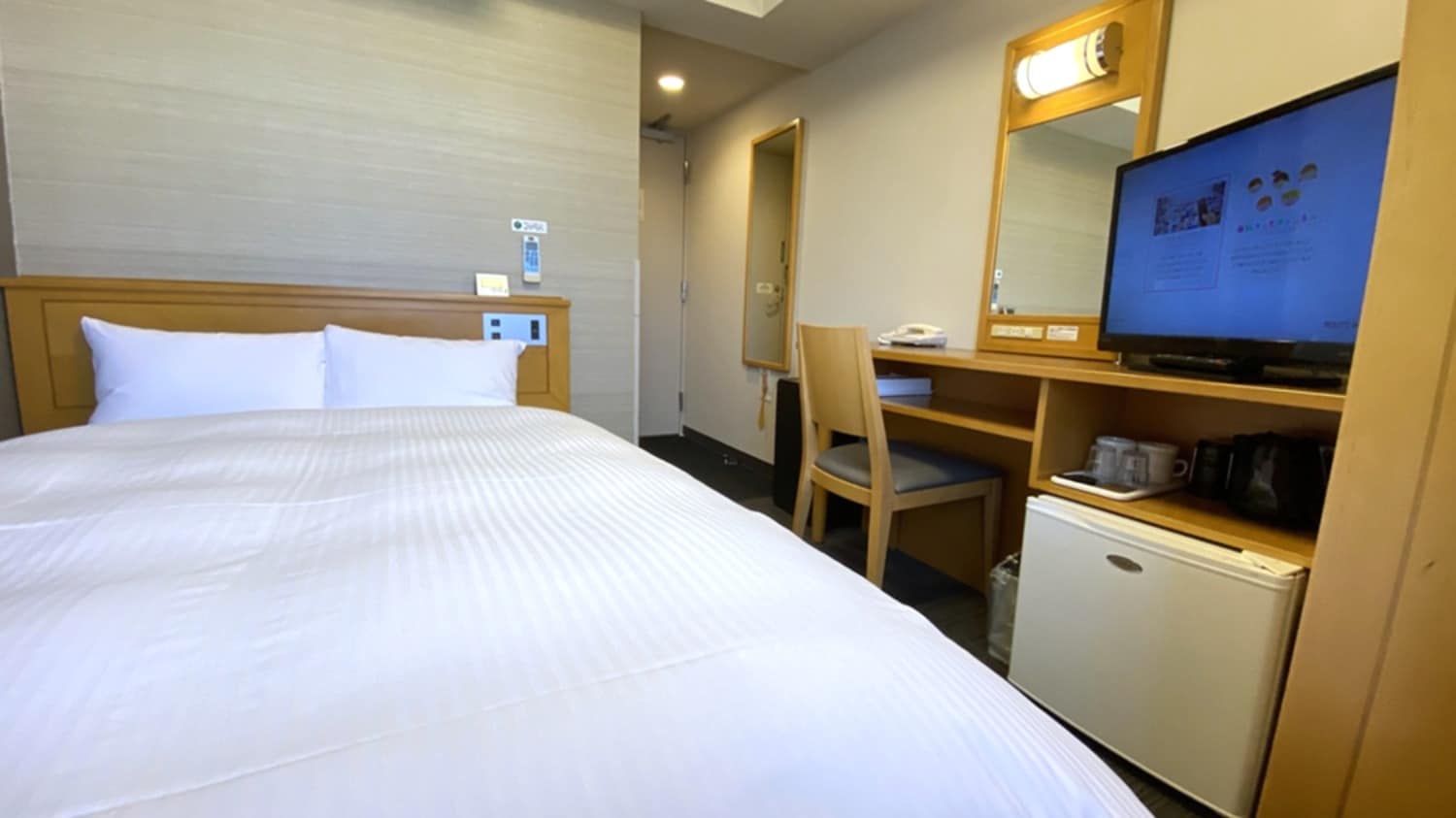 【半雙人房】11平方米，床寬140公分（雙人床）