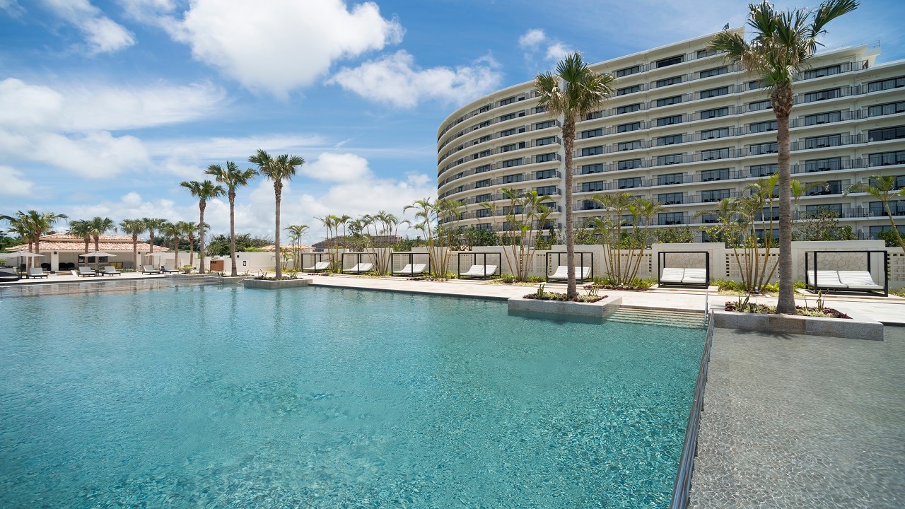outdoor pool/infinity pool