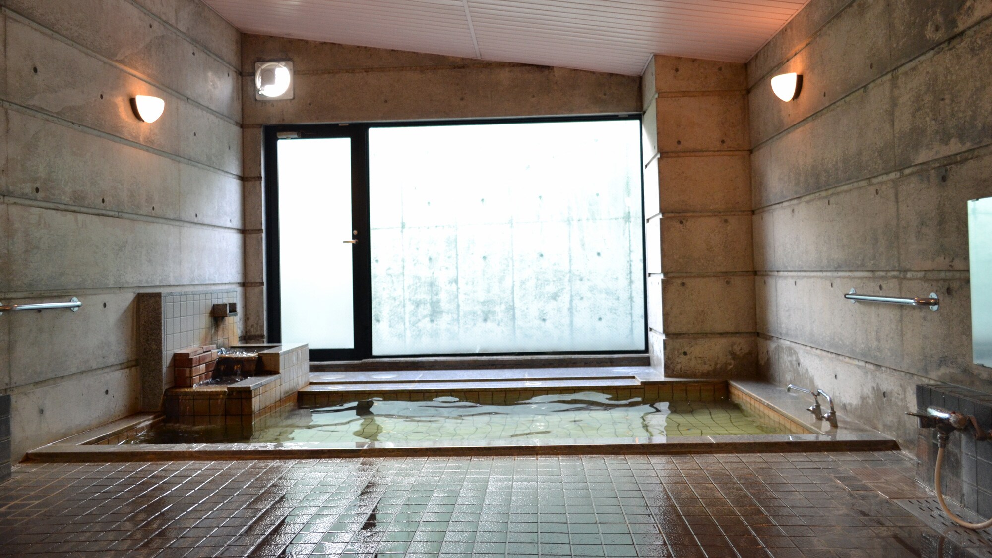 * [Women's public bath] You can take a bath 24 hours a day at the large public bath to heal the tiredness of the day.
