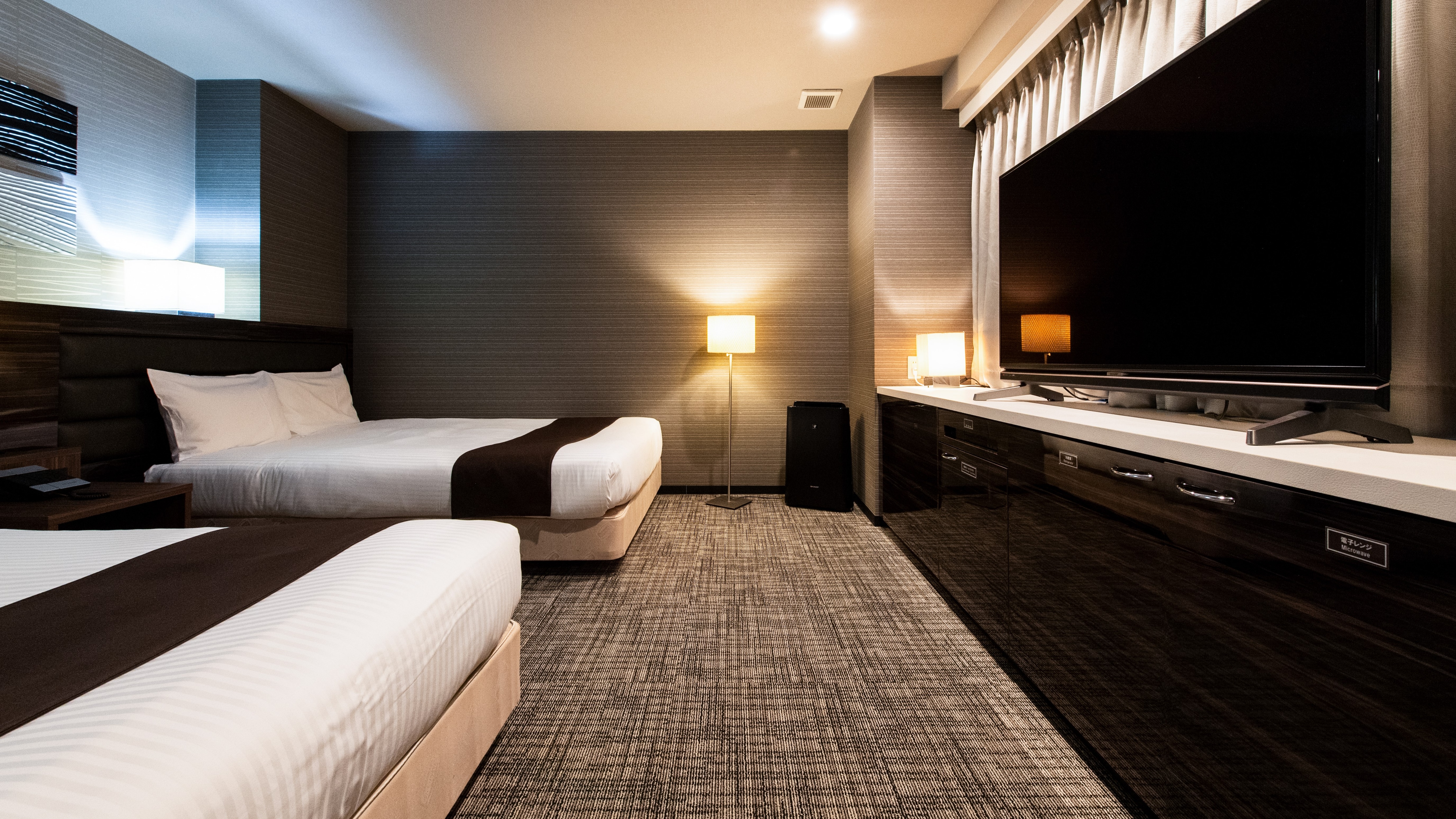 *Deluxe Twin: A room equipped with two Simmons 140cm wide beds and one sofa bed.