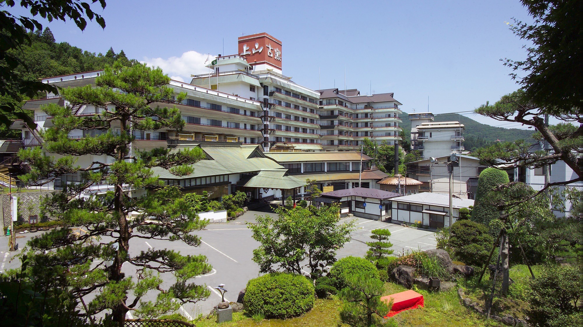 【外观】山形县上山地区是拥有555年以上历史的温泉村。酒店始建于 1951 年。