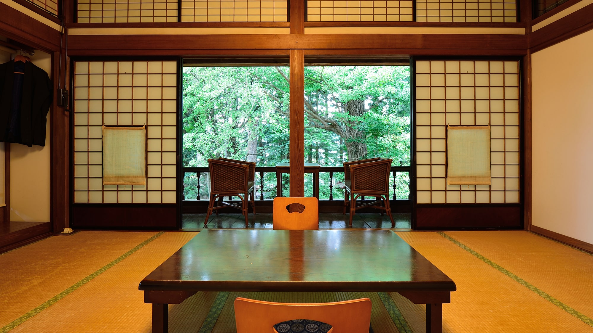*[10 tatami mats / guest room example] A purely Japanese-style room with open windows creating a comfortable space.
