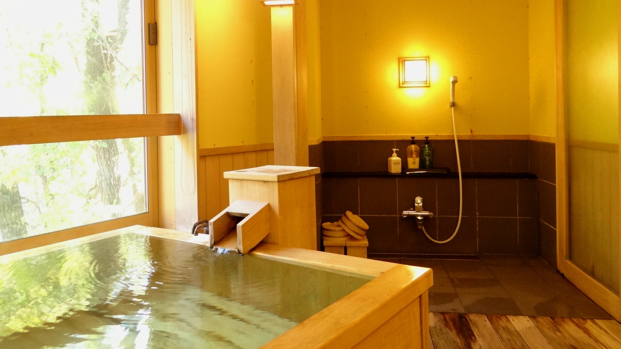[Katashina no Yu, a private semi-open-air Hinoki bath]