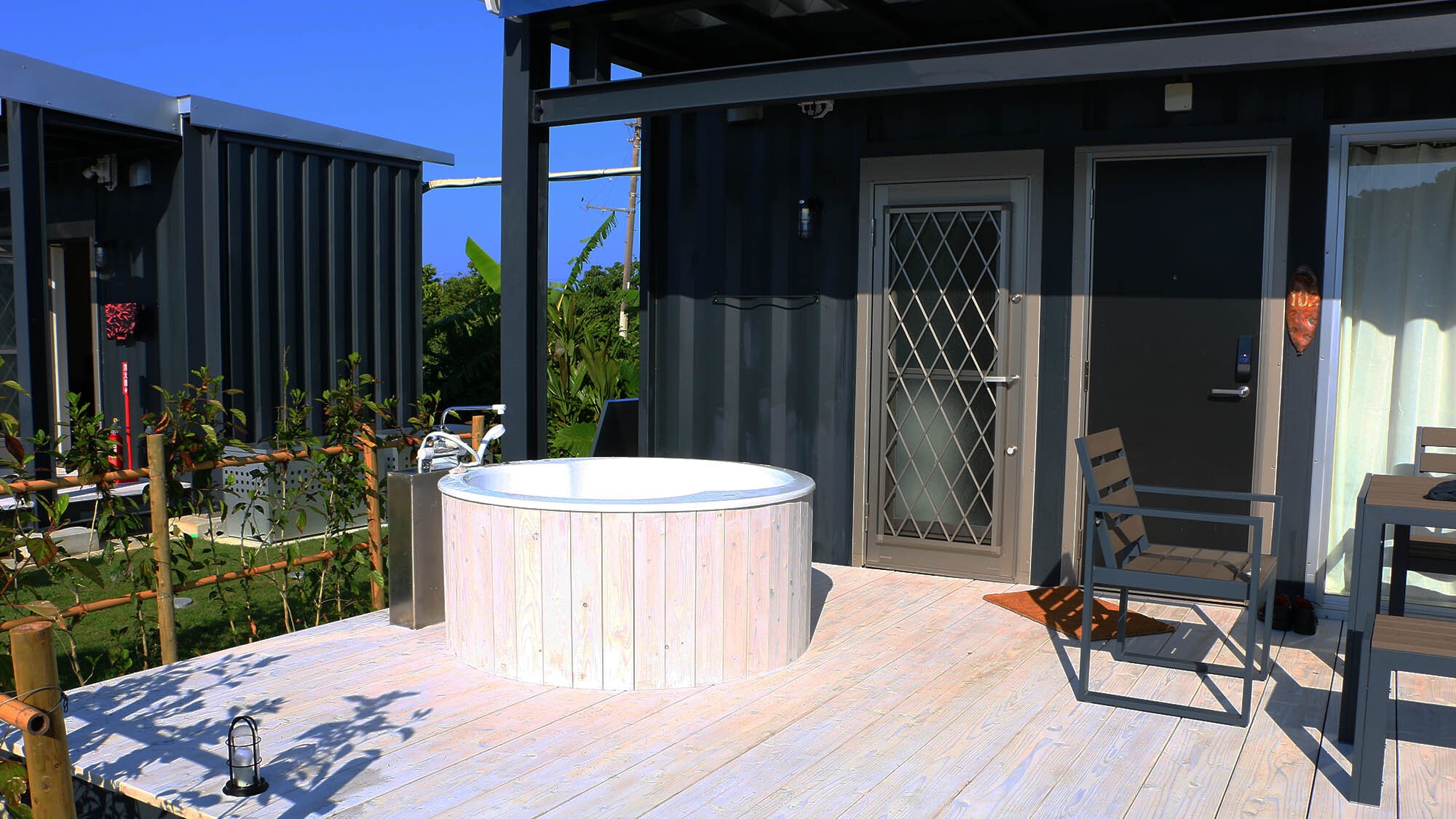 ・102號房間：圓形露天浴池